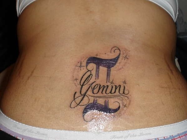 Tatuaje del signo zodiacal Géminis, un signo que simboliza la conciencia concreta y que es opuesto y compatible a sagitario