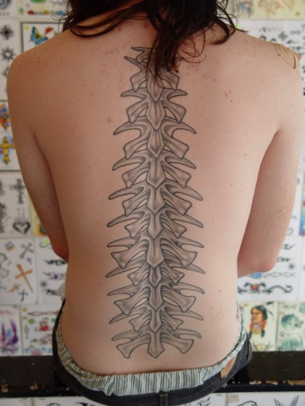 Tatuaje de una columna vertebral tatuada sobre la piel de la propia columna vertebral, con unos trazos muy dignos, pero del que echamos de menos algunos sombreados