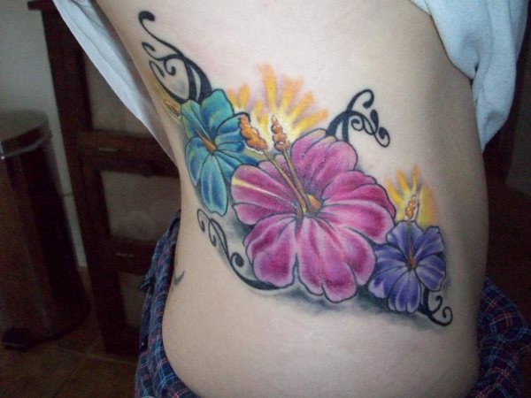 Diseo de tres flores, tatuado en la cadera de la chica