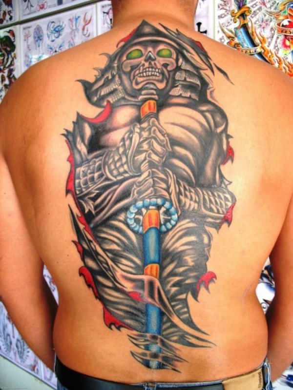 Tatuaje de un guerrero con armadura tipo oriental que lleva sobre sus manos una enorme espada japonesa, a color naranja y azul