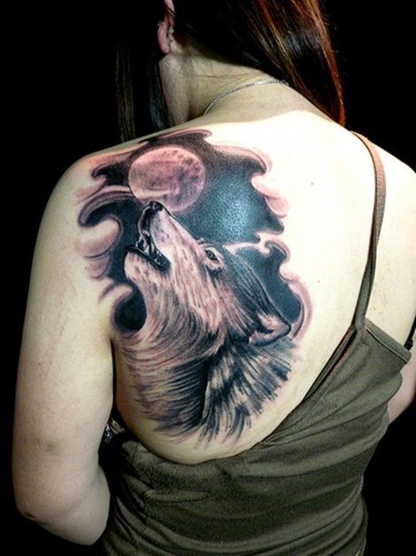 Esta chica tambin lleva el diseo que tanto se repite en esta seccin tatuado en la espalda
