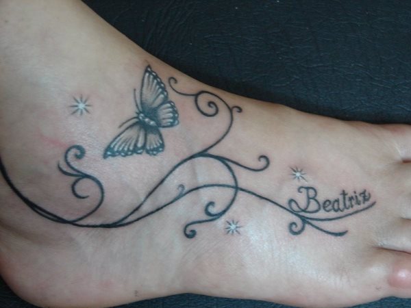 Tatuaje con una mariposa y líneas curvas que acaban con el bonito nombre de Beatriz y en el que sen tatuado unas pequeñas estrellas blancas que le dan un toque sobrio y fino a este tipico tatuaje