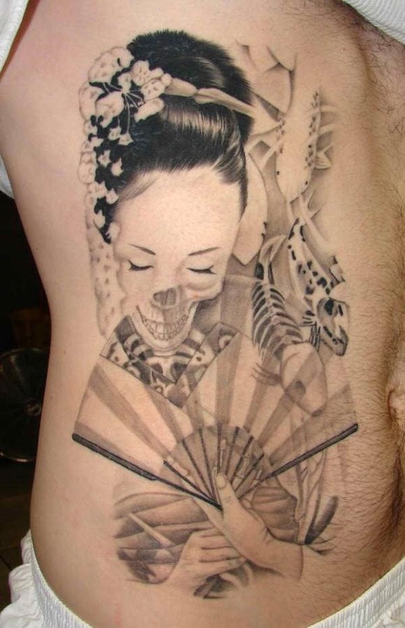Tattoo de una geisha con rasgos de calavera