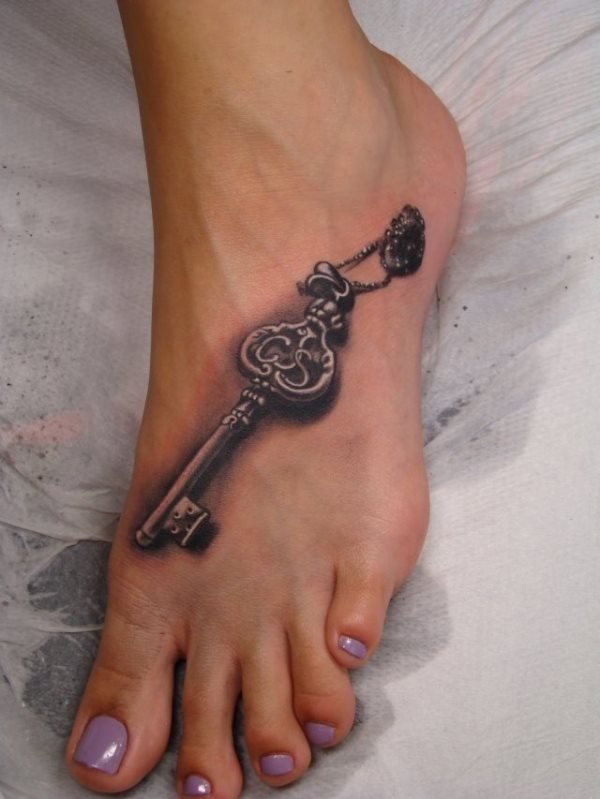 Realista tatuaje de una llave con toques de color blanco que le dan luz al diseo