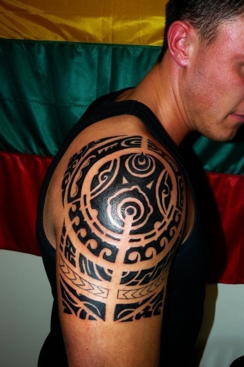 Estilo azteca en el hombro y parte del brazo