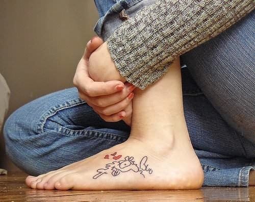 Simpático tatuaje en el pie con un dibujo que nos recuerda a las viñetas y sobre el que se han tatuado tres pequeños corazones rojos