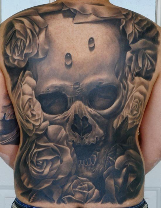 Si creías que habías visto un tatuaje de calavera grande es que todavía no habías visto este, aquí te presentamos esta imponente calavera rodeadad de rosas enormes y en la frente lo que parecen dos gotas de agua