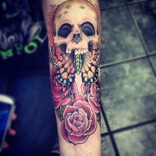 Colorido diseo compuesto por calavera, mariposa y rosas