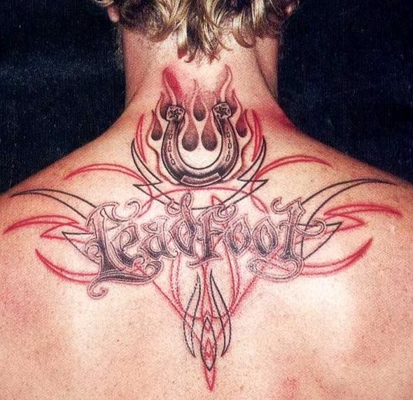 Tatuaje de una herradura y una palabra en medio, rodeador por unas líneas de tipo tribal, es un tatuaje que no nos dice demasiado y que tal vez no sea el que más os guste a vosotros, de todos modos aquí tenéis otra idea más para vuestro tatuaje