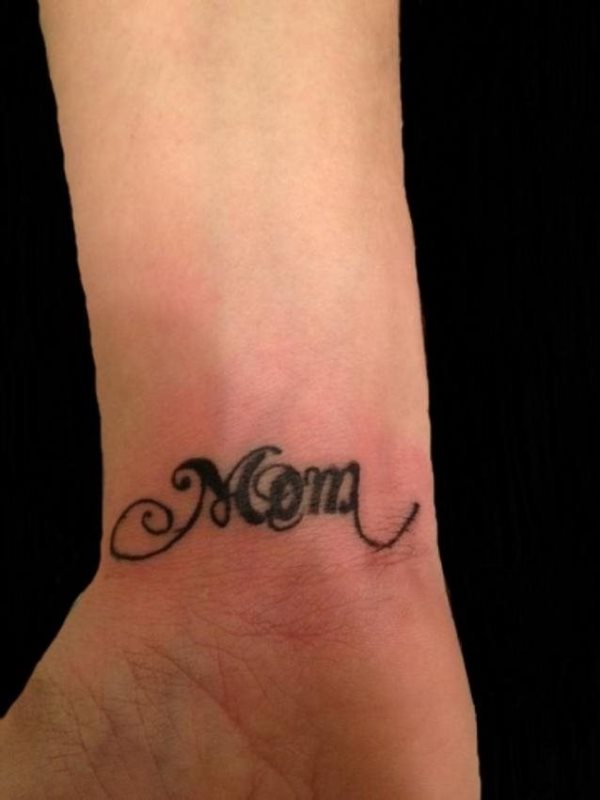 El clásico y tan visto tatuaje con la palabra mom en la muñeca, estamos ante el más que visto tattoo para demostrarle el amor hacia una madre, magnífica idea sin duda, pero que llevamos ya años y años viéndola en millones de muñecas, estamos seguros que podríamos buscar un poco más de originalidad y que se pusiera de moda esta palabra en otra parte del cuerpo