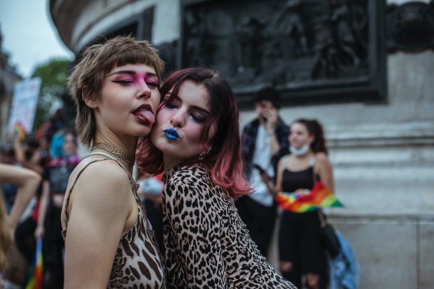 La Aries con mujeres de otros signos: Compatibilidad GAY