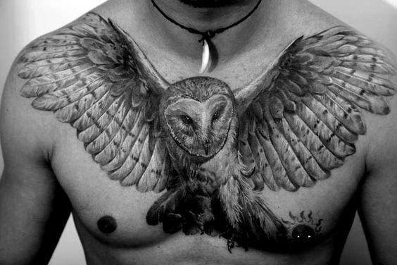 impresionante tatuaje buho hombre 03