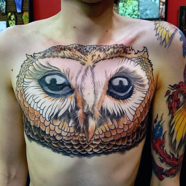 impresionante tatuaje buho hombre 07