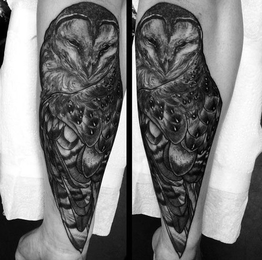 impresionante tatuaje buho hombre 11
