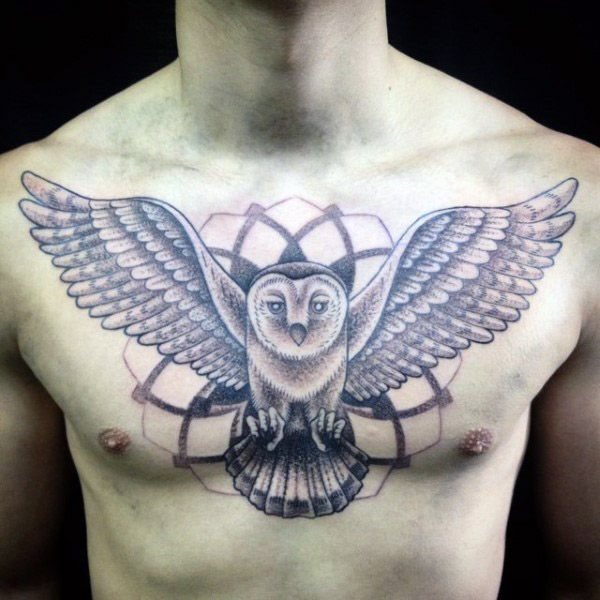 impresionante tatuaje buho hombre 23