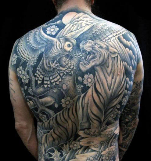 impresionante tatuaje buho hombre 42