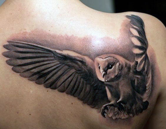 impresionante tatuaje buho hombre 43