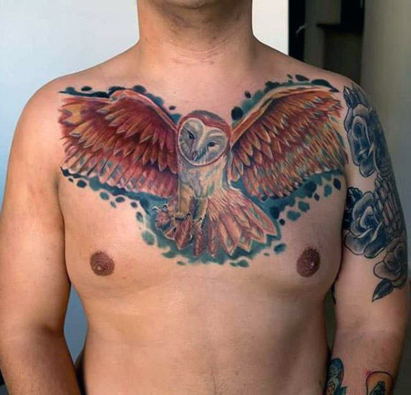impresionante tatuaje buho hombre 45
