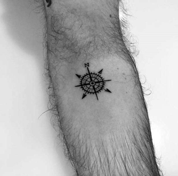 Tatuajes de brújulas: diseños y todos los significados posibles