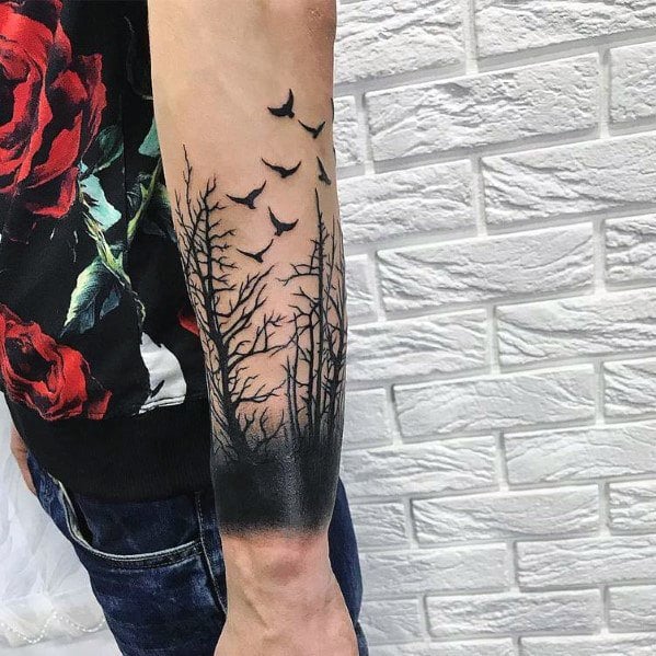 tatuaje arbol de lineas para hombre 17