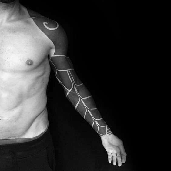 tatuaje blackout mangas negras para hombre 35