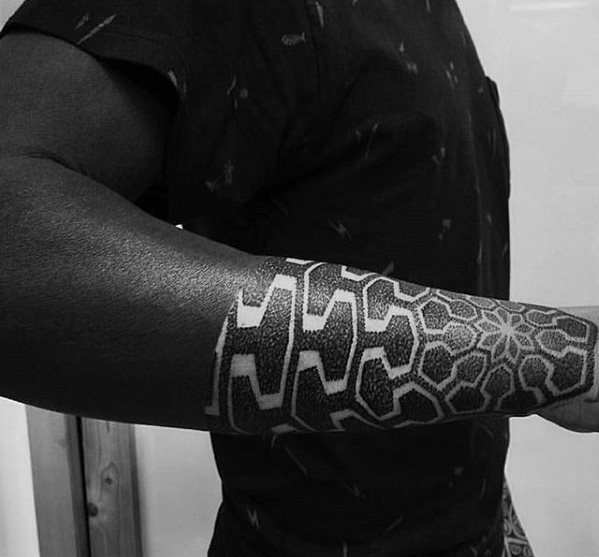tatuaje blackout mangas negras para hombre 53
