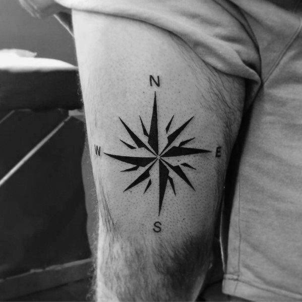 tatuaje brujula simple para hombre 12
