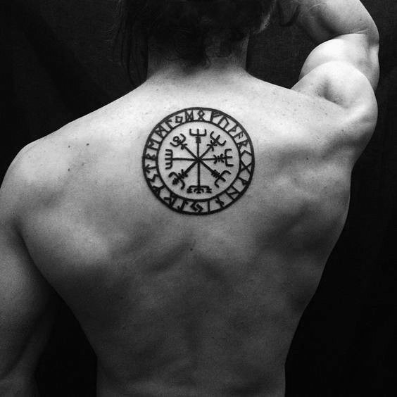 tatuaje brujula simple para hombre 16
