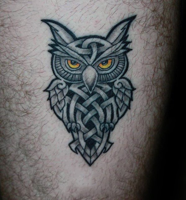 tatuaje buho celta para hombre 09