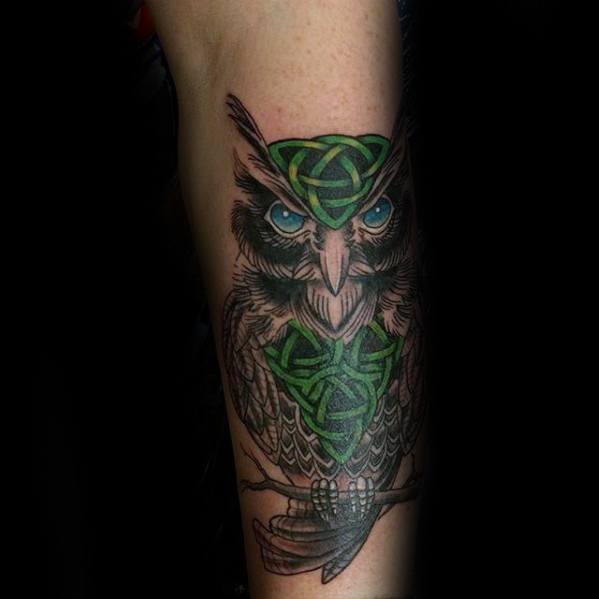 tatuaje buho celta para hombre 14
