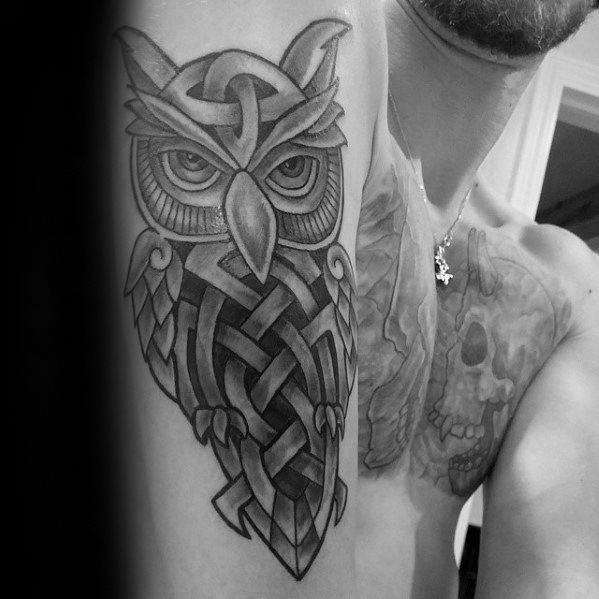 tatuaje buho celta para hombre 16