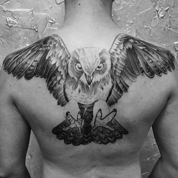 tatuaje buho espalda para hombre 03