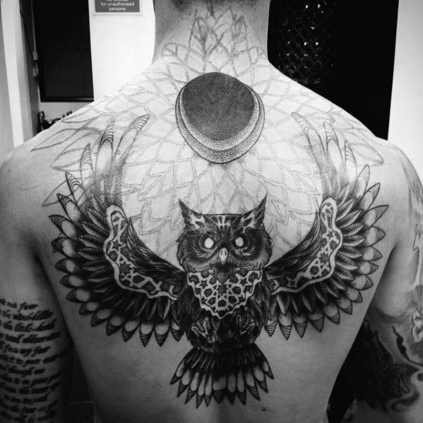 tatuaje buho espalda para hombre 05