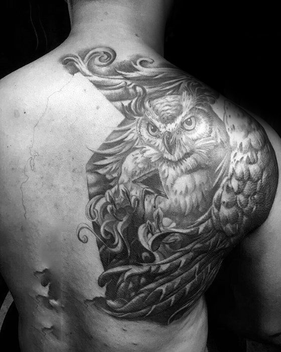 tatuaje buho espalda para hombre 09