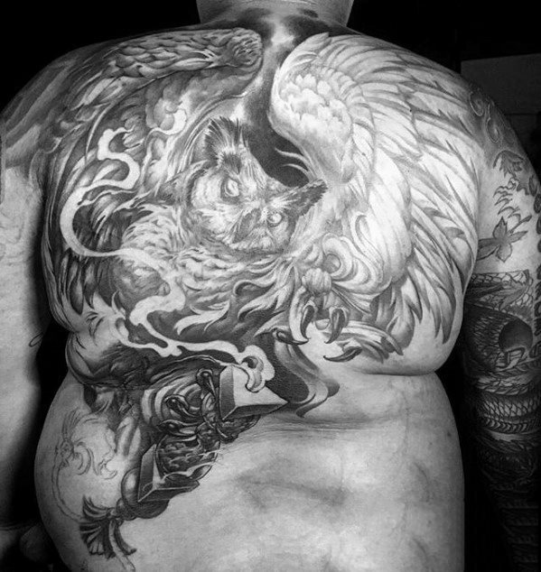 tatuaje buho espalda para hombre 10