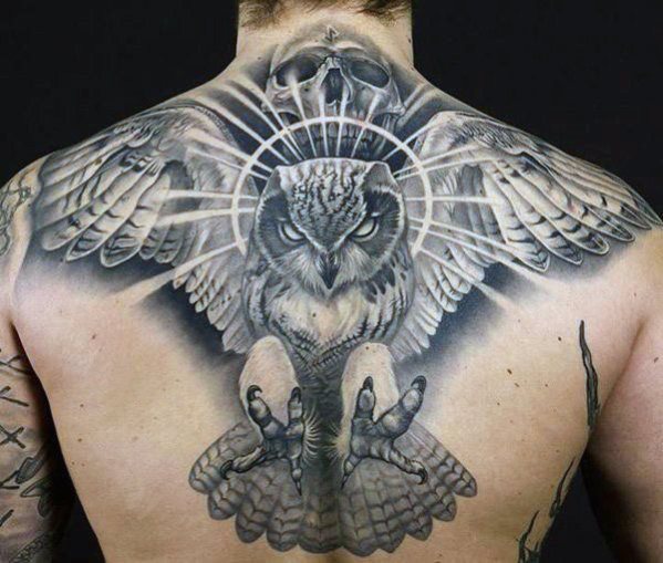 tatuaje buho espalda para hombre 14