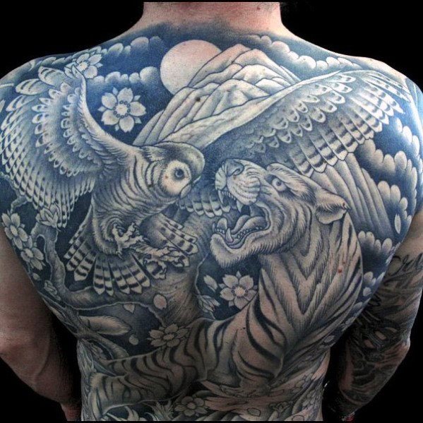 tatuaje buho espalda para hombre 16