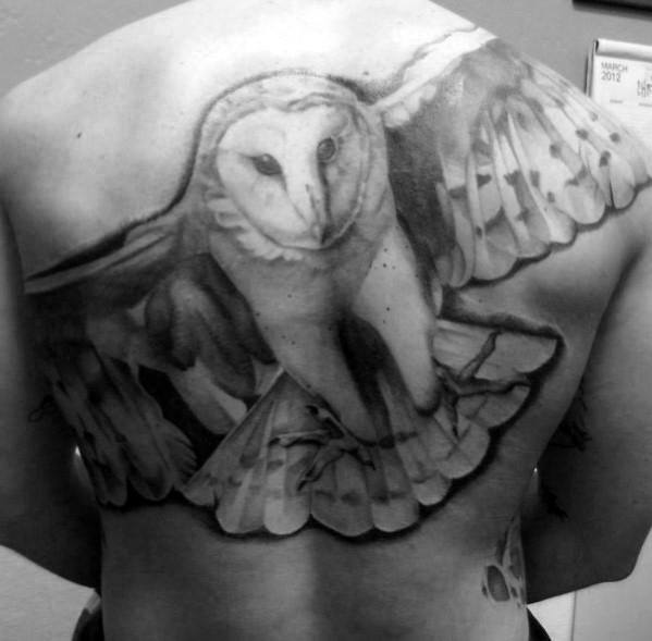 tatuaje buho espalda para hombre 30