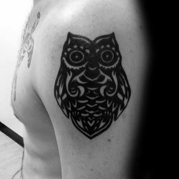 tatuaje buho tribal para hombre 19
