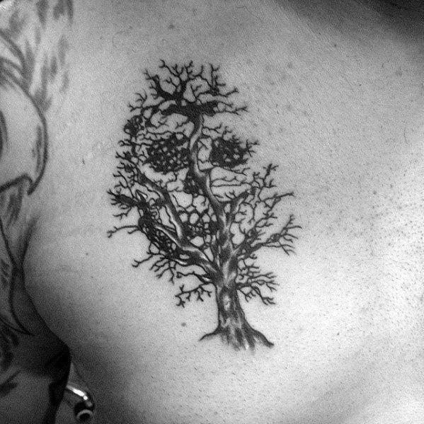 tatuaje calavera y arbol para hombre 31