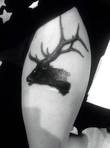 tatuaje ciervo para hombre 11