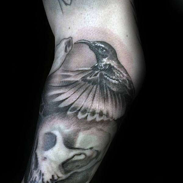 tatuaje colibri para hombre 11
