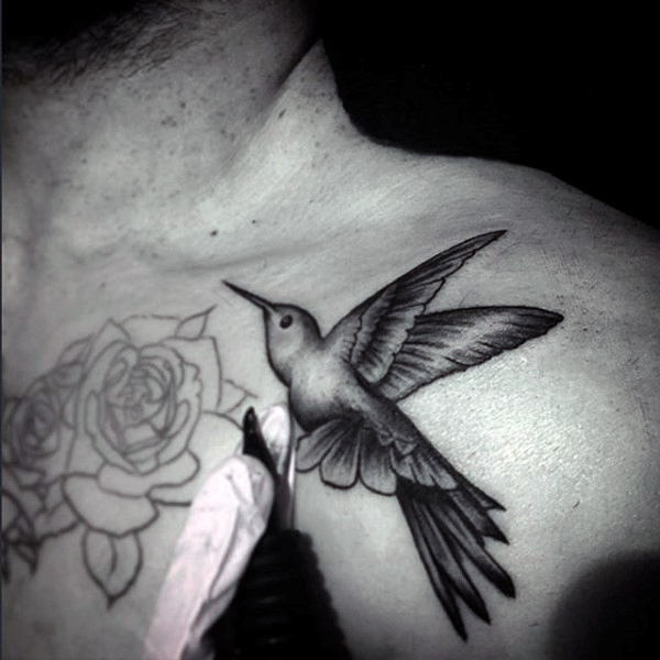 tatuaje colibri para hombre 35