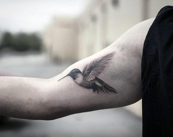 tatuaje colibri para hombre 49