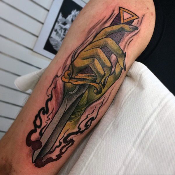 tatuaje daga para hombre 15