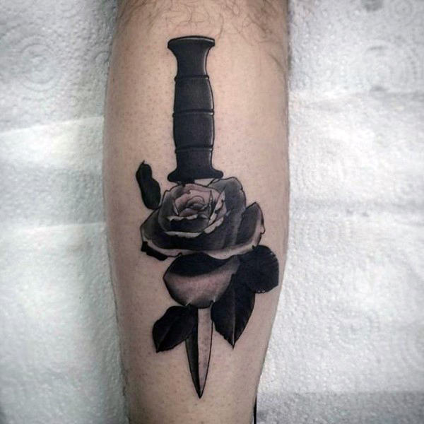 tatuaje daga para hombre 19