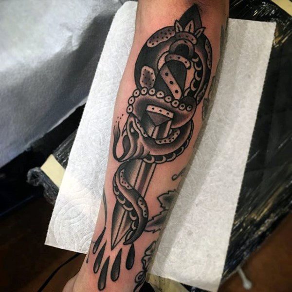 tatuaje daga para hombre 28