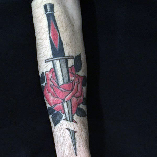 tatuaje daga para hombre 37