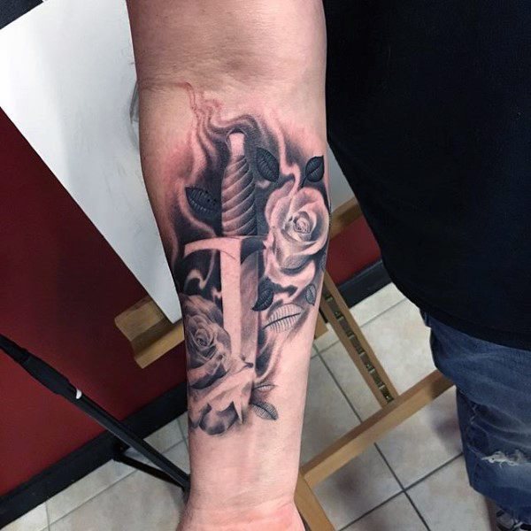 tatuaje daga para hombre 41