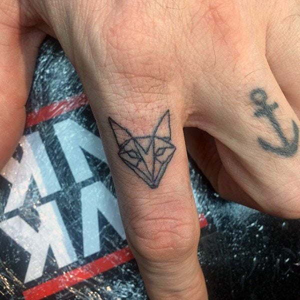 tatuaje dedos para hombre 02